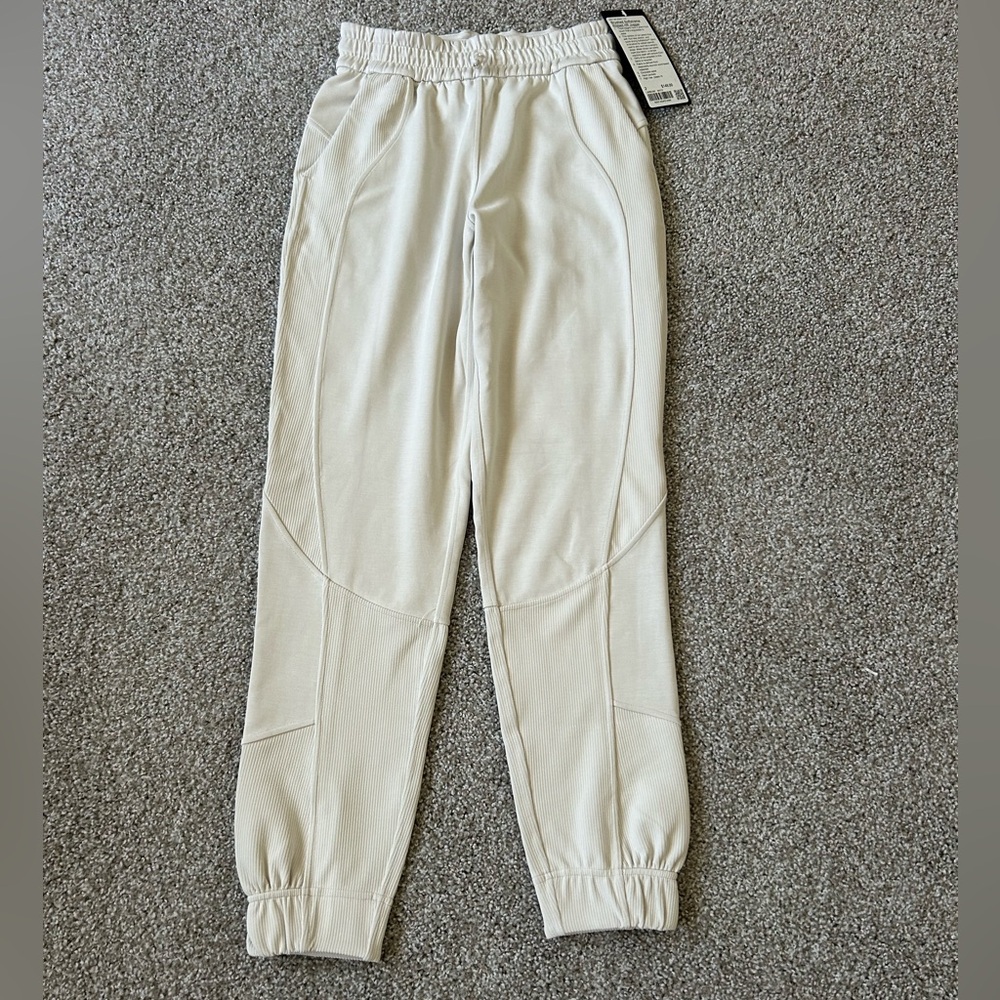 Lululemon Brushed Softstreme Ribbed HR
Jogger White Opal size 2
